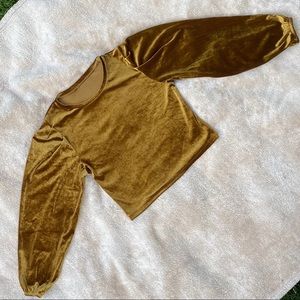 1970’s: Gold long sleeves velvet shirt